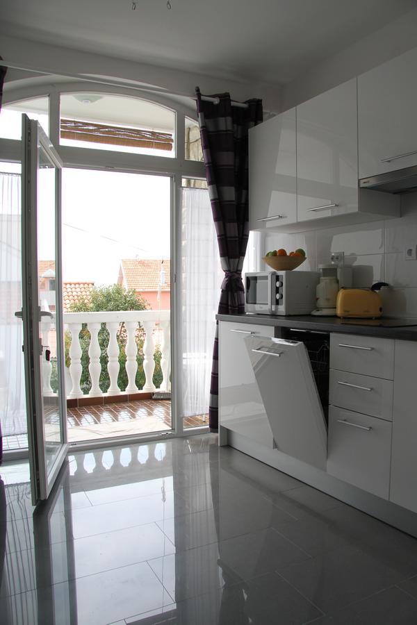 Apartment Paula With Private Jacuzzi And Parking- Near The Beach Zára Kültér fotó