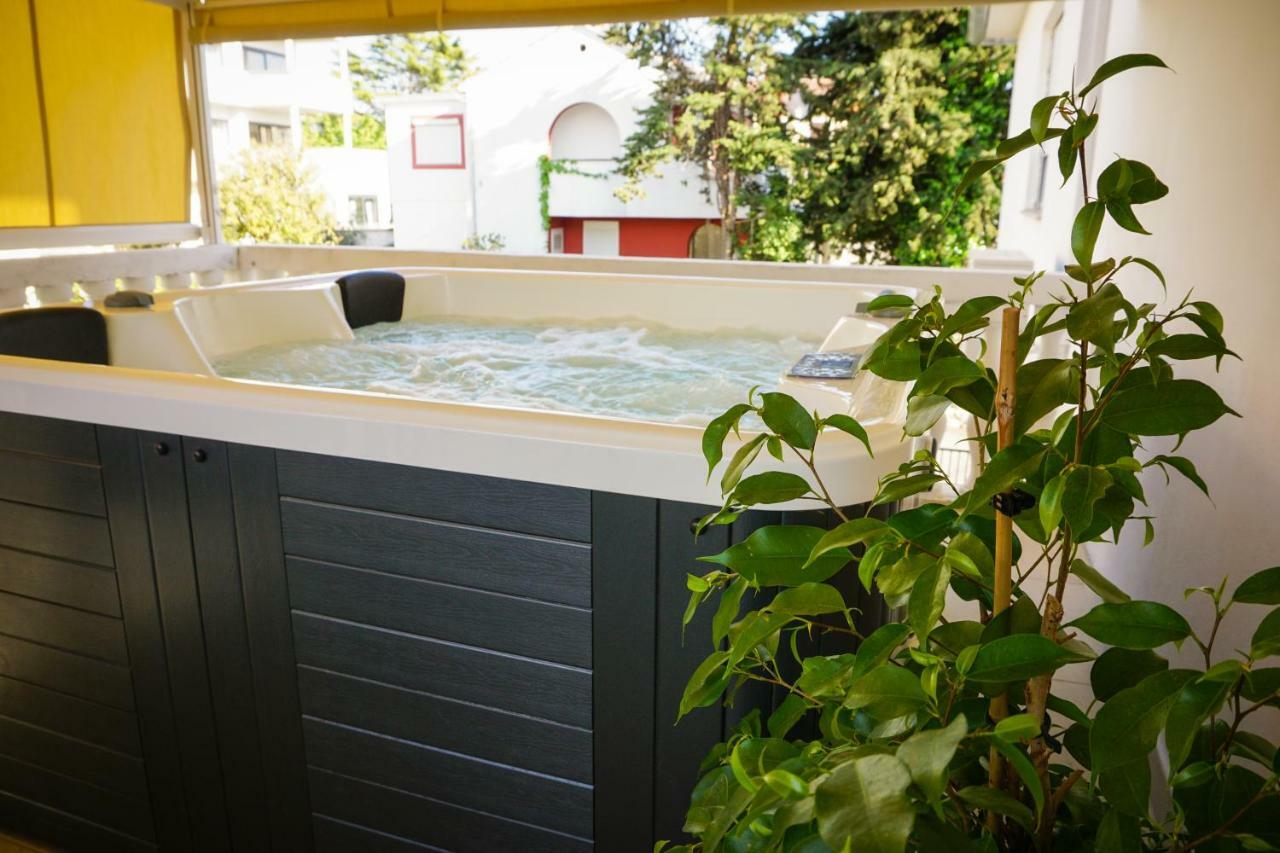 Apartment Paula With Private Jacuzzi And Parking- Near The Beach Zára Kültér fotó
