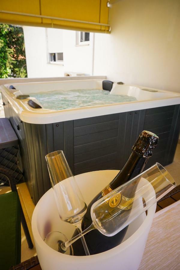 Apartment Paula With Private Jacuzzi And Parking- Near The Beach Zára Kültér fotó