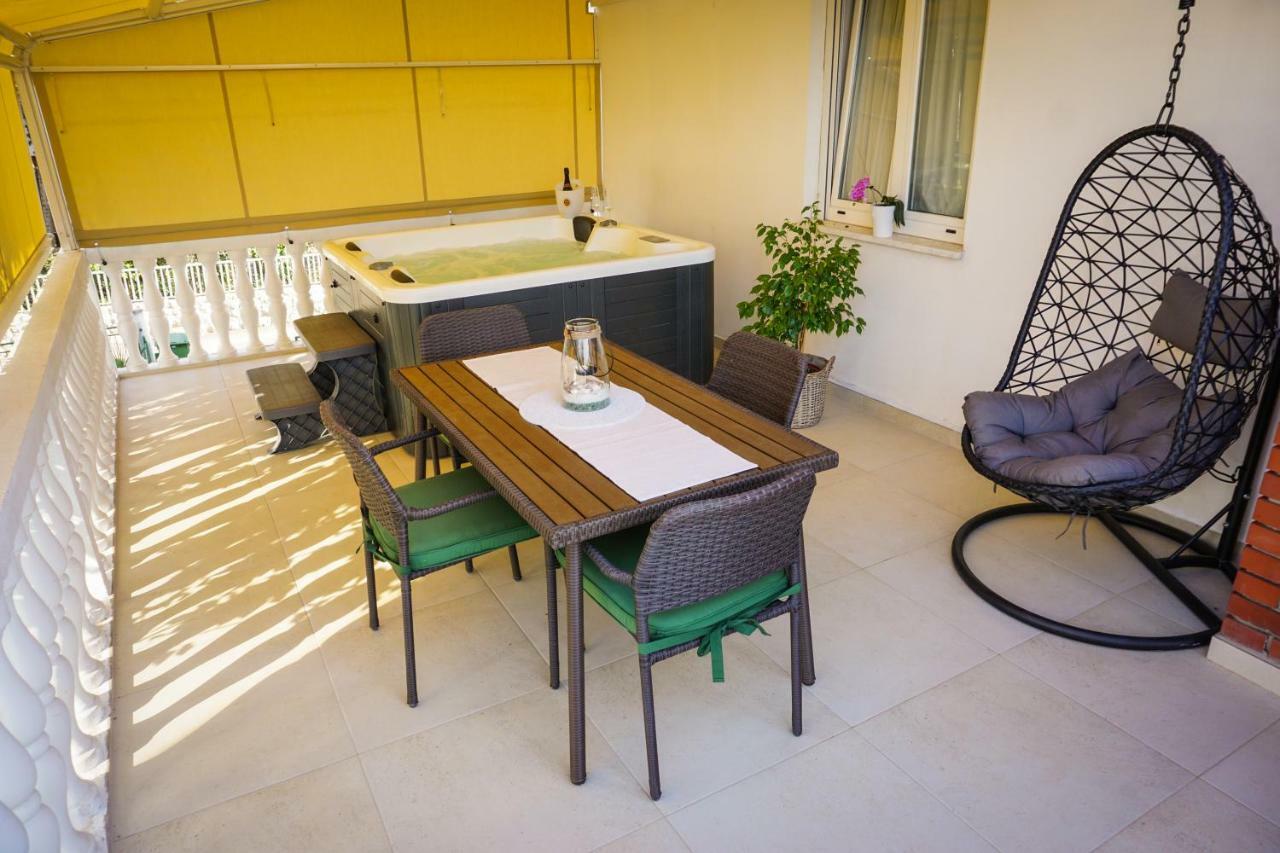 Apartment Paula With Private Jacuzzi And Parking- Near The Beach Zára Kültér fotó