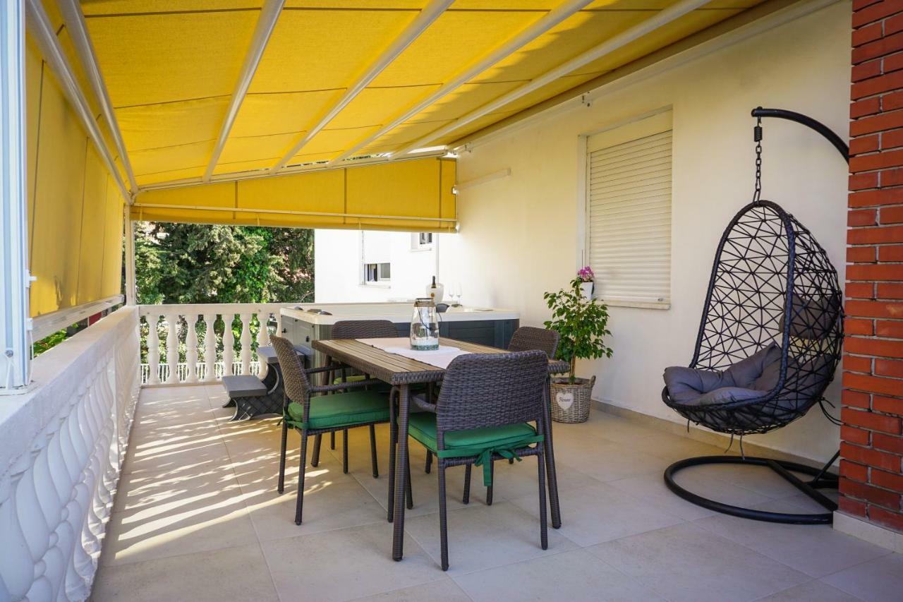 Apartment Paula With Private Jacuzzi And Parking- Near The Beach Zára Kültér fotó