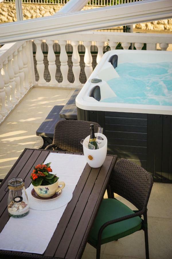 Apartment Paula With Private Jacuzzi And Parking- Near The Beach Zára Kültér fotó