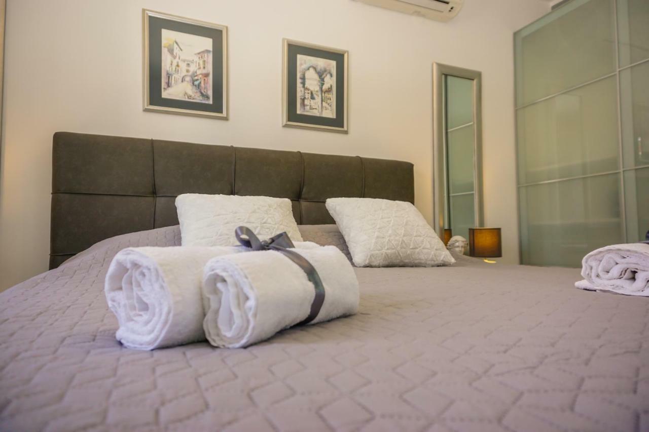 Apartment Paula With Private Jacuzzi And Parking- Near The Beach Zára Kültér fotó