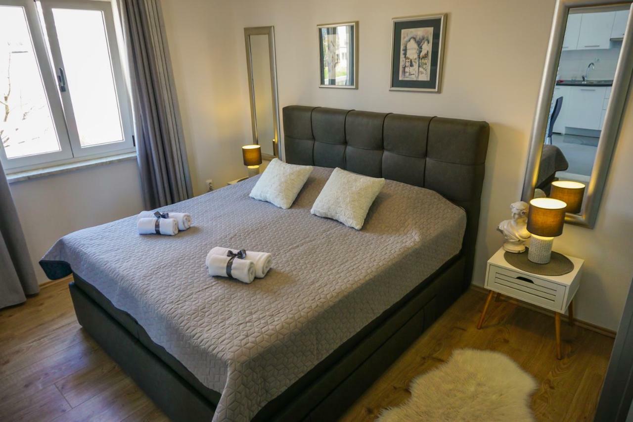 Apartment Paula With Private Jacuzzi And Parking- Near The Beach Zára Kültér fotó