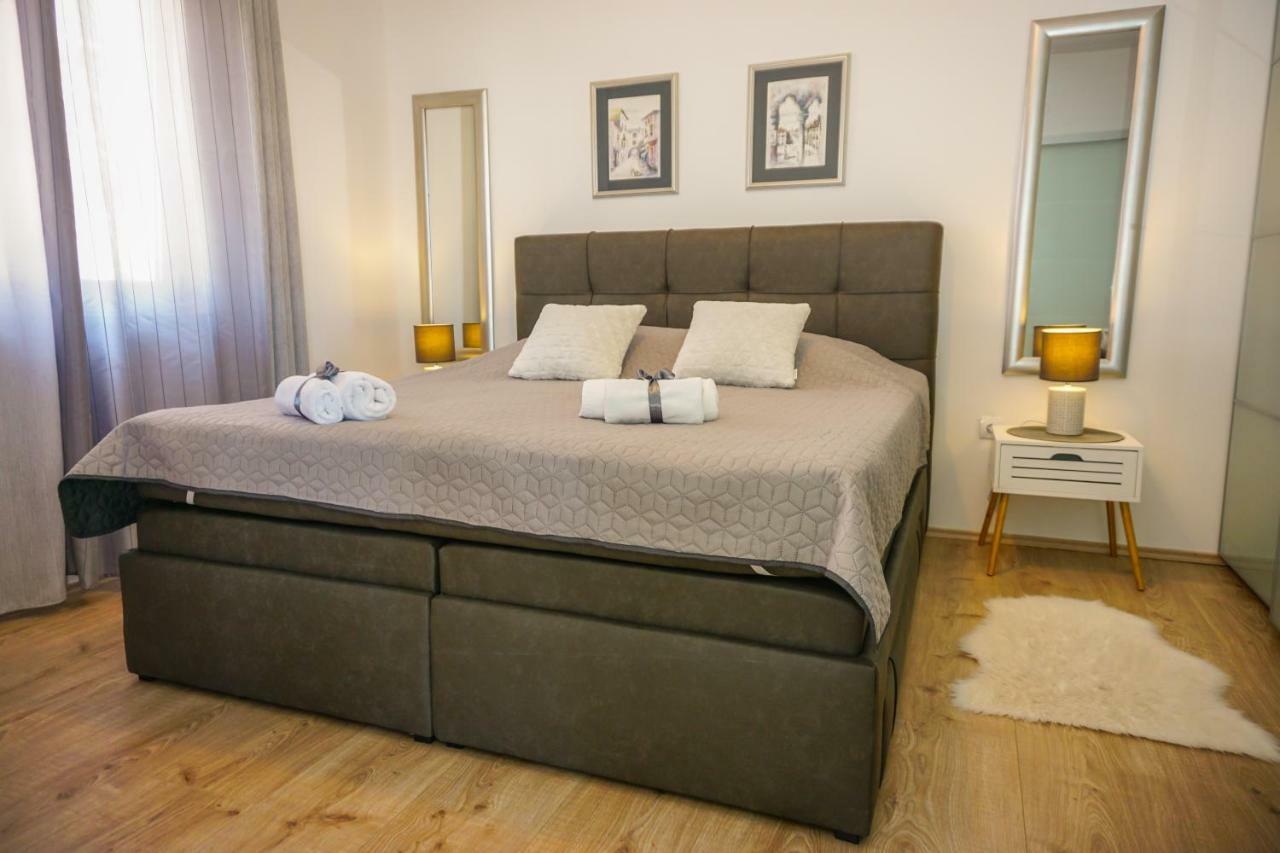Apartment Paula With Private Jacuzzi And Parking- Near The Beach Zára Kültér fotó