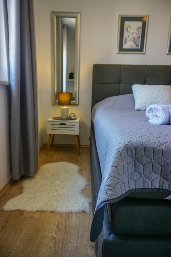 Apartment Paula With Private Jacuzzi And Parking- Near The Beach Zára Kültér fotó